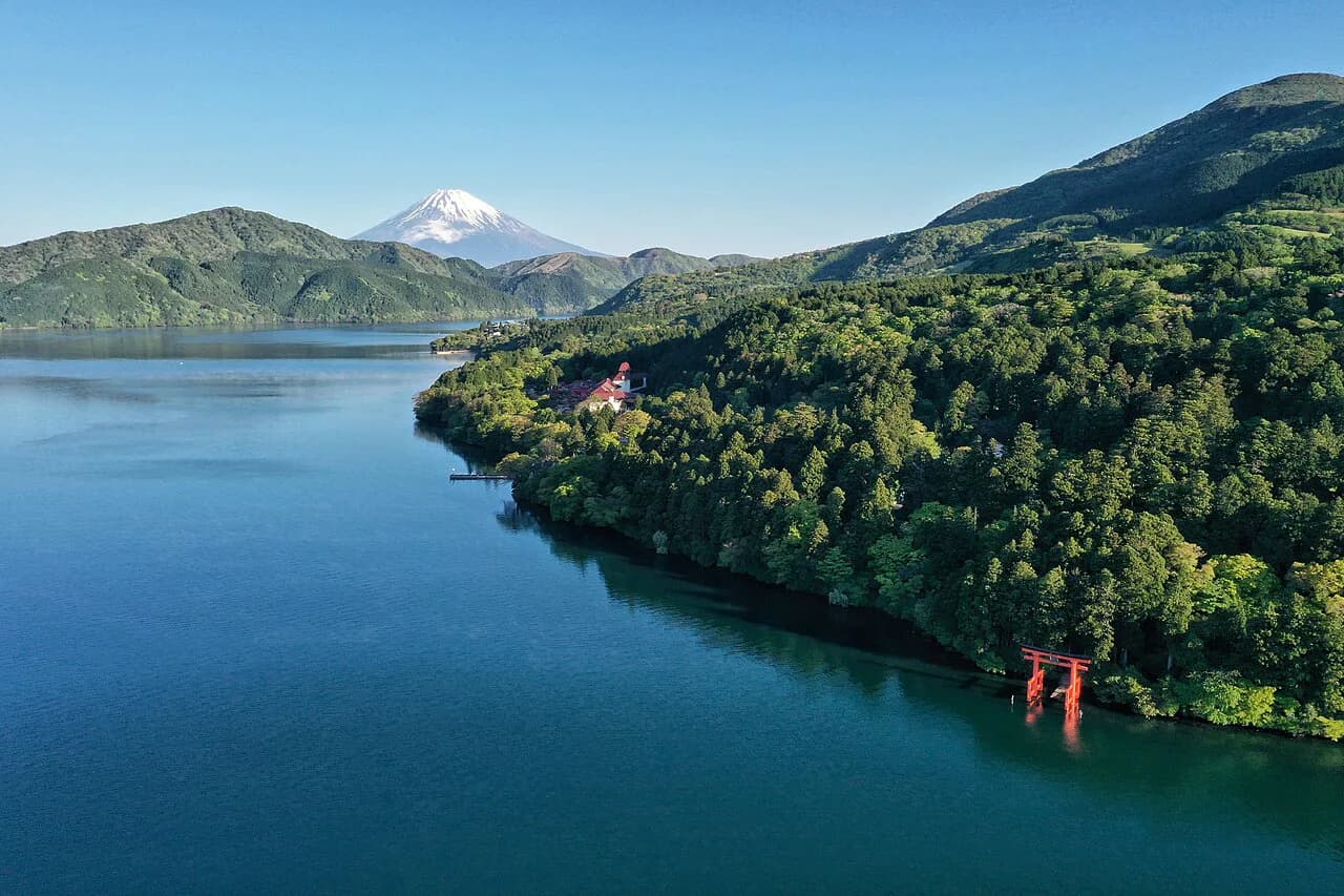 Hakone vs Kawaguchiko: Which Fuji Base Should You Choose in 2026?
