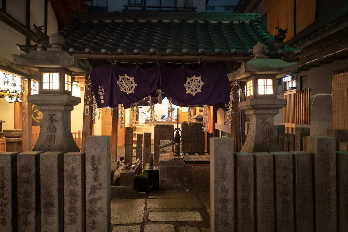 Hozenji Temple Osaka: Guide to the Moss-Covered Buddha & Yokocho