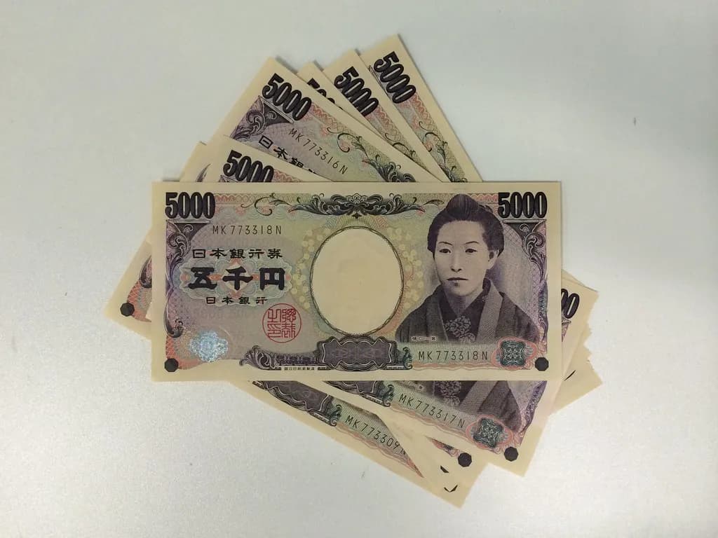 Japan Money Guide 2026: Cash, IC Cards (Suica/Pasmo/ICOCA) & Going Cashless