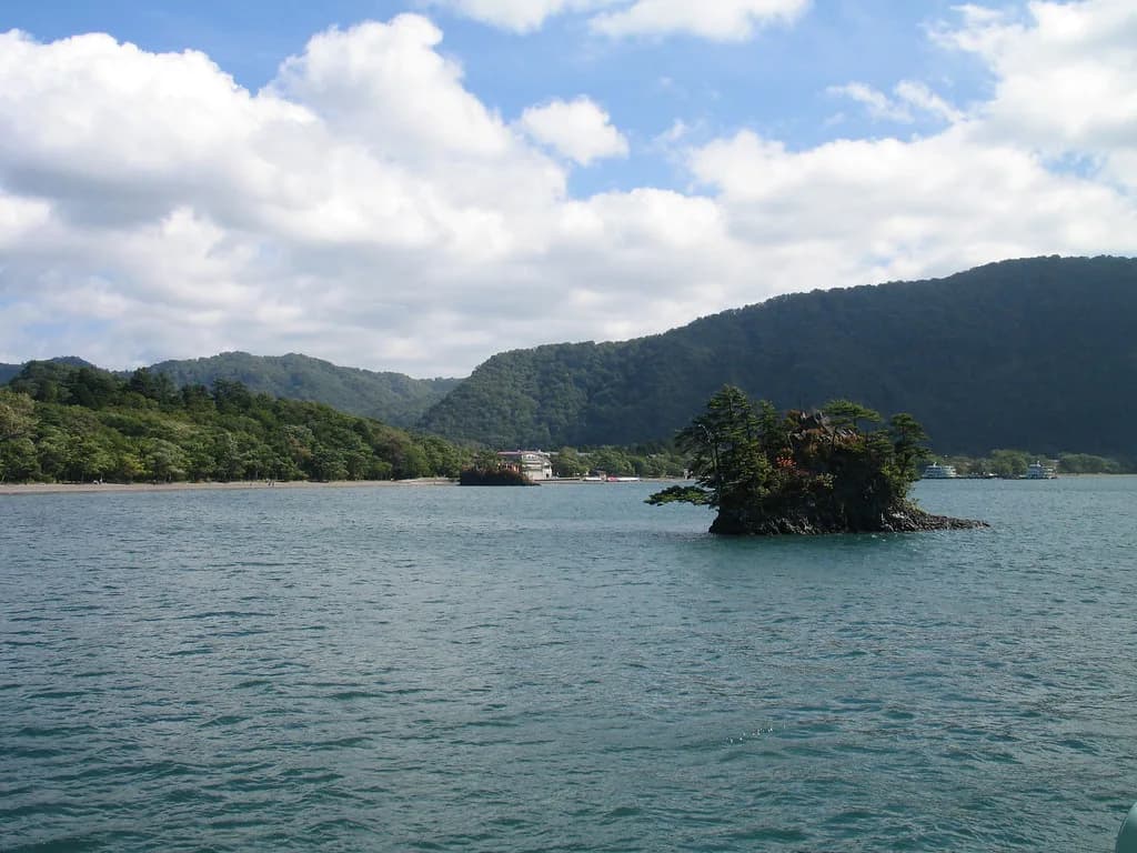 Lake Towada Visitor Guide: 10 Essential Tips & Attractions