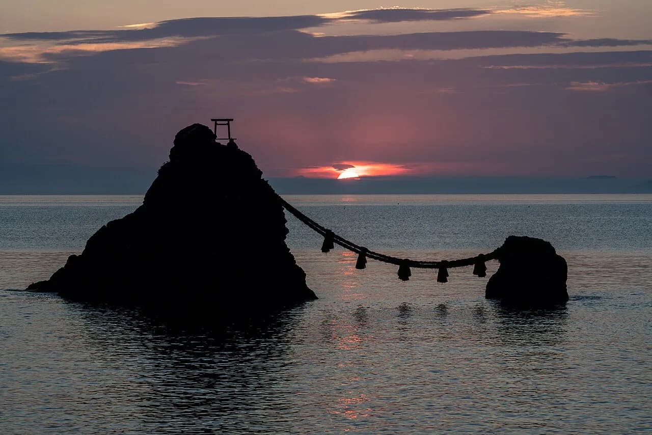 Meoto Iwa (Wedded Rocks) Visitor Guide: Sacred Sunrise Rocks at Futami (2026)