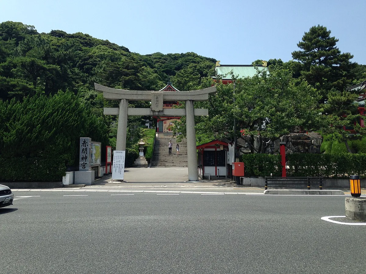 Vermillion gate of Akama Shrine on the Kanmon Straits in Shimonoseki, Japan — 1