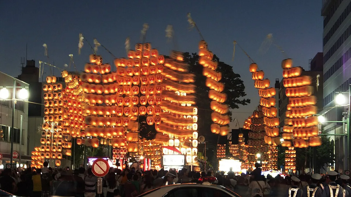 Lantern poles balanced during the Akita Kanto Festival parade, Japan — 1