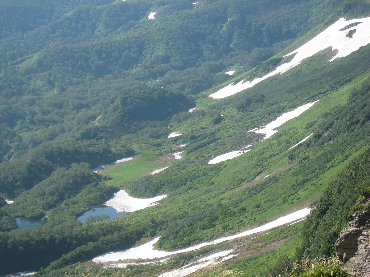 August 2009  Daisetsuzan  three days of hiking towards the west starting from 白雲岳避難小屋 -47606 — 2