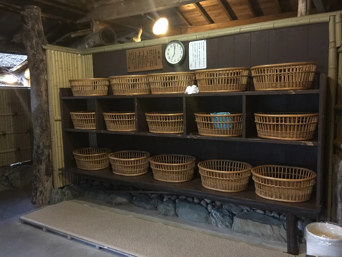 新祖谷温泉 脱衣所 (31833727584).jpg