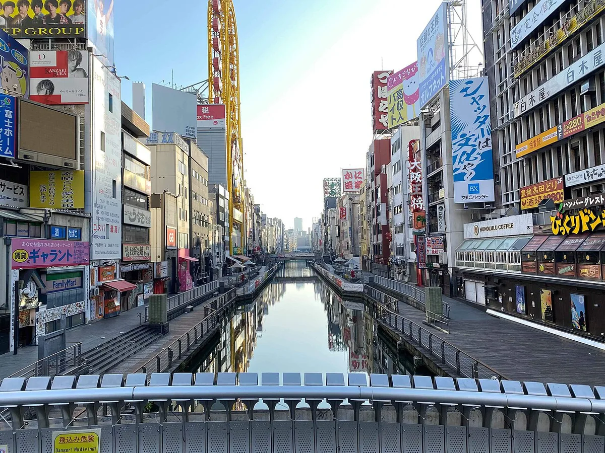 Illuminated food stalls and signage along the Dotonbori canal at night, Japan — 1
