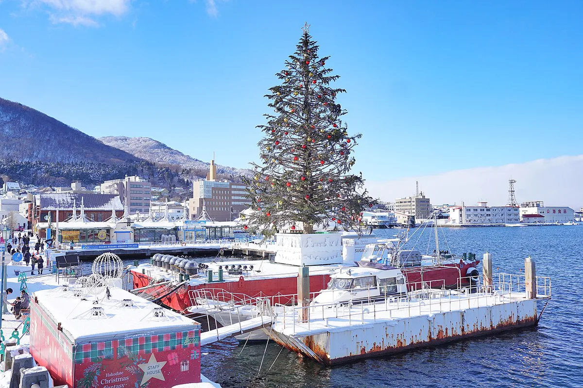 Giant Christmas tree floating in the bay beside the Kanemori warehouses in Hakodate, Japan — 1