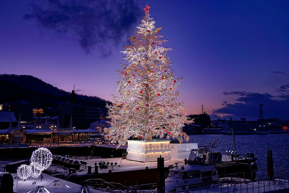 Giant Christmas tree floating in the bay beside the Kanemori warehouses in Hakodate, Japan — 2
