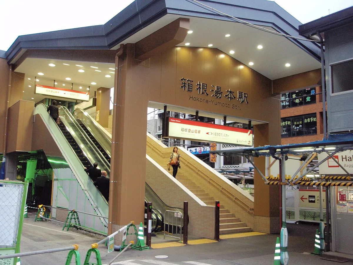 Street food stalls on the Hakone-Yumoto shopping street, Japan — 1