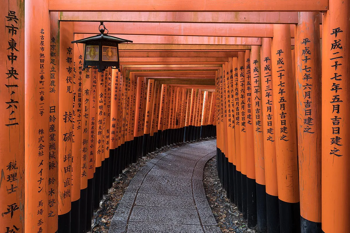 Visitors praying at Senso-ji Temple during hatsumode New Year shrine visit, Japan — 1