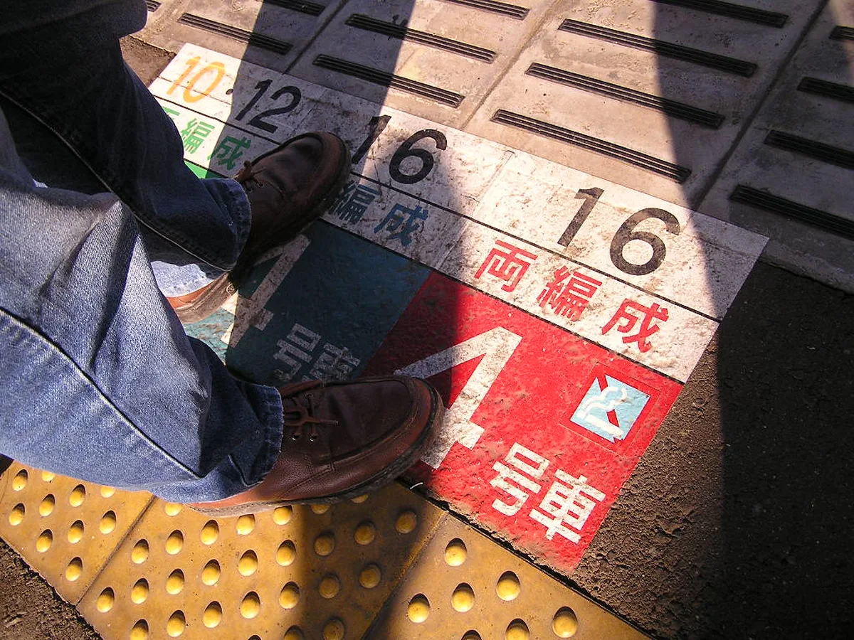A shinkansen waiting at a Kansai station for the trip to Himeji