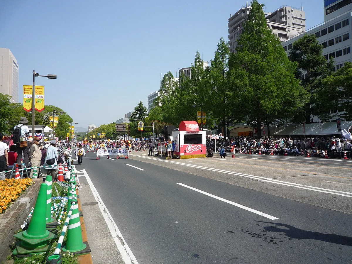 Flower Festival parade float on Peace Boulevard in Hiroshima, Japan — 1