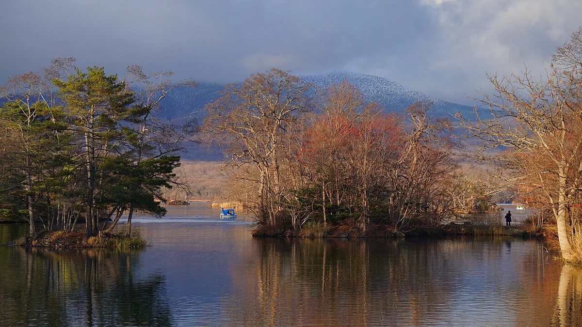 Autumn foliage reflected at Jigokudani hot spring valley in Noboribetsu, Hokkaido, Japan — 1
