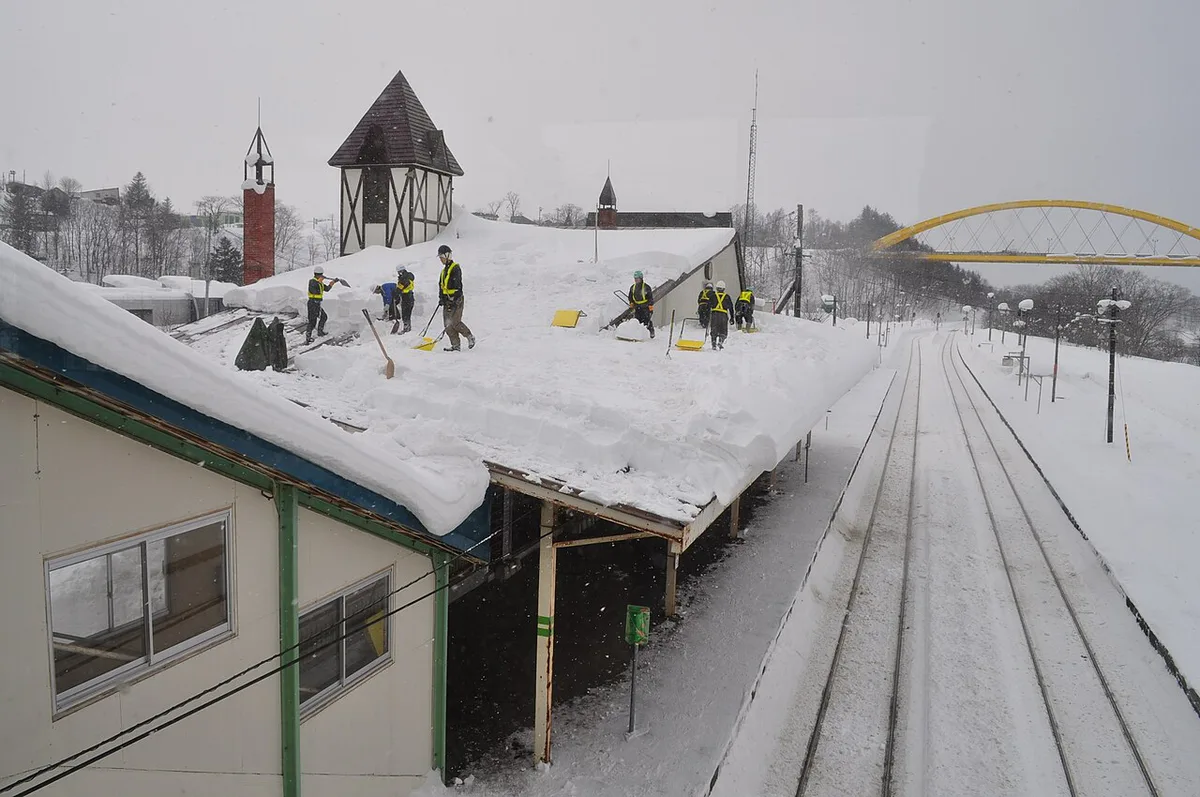 Niseko Station -Clearing the roof — 2