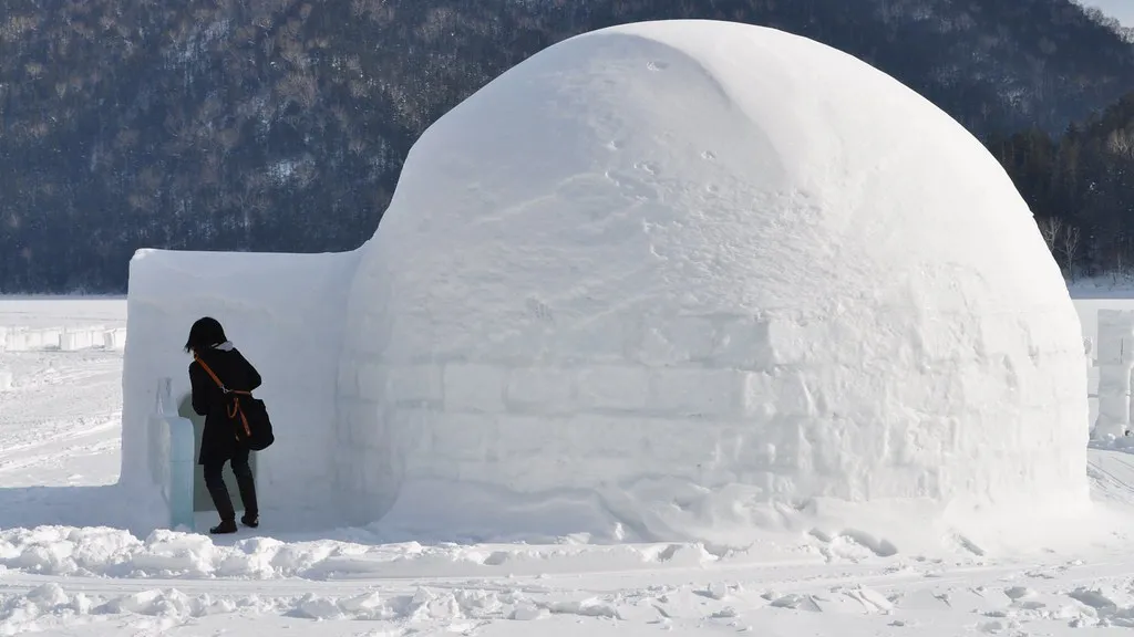 Hokkaido onsen snow