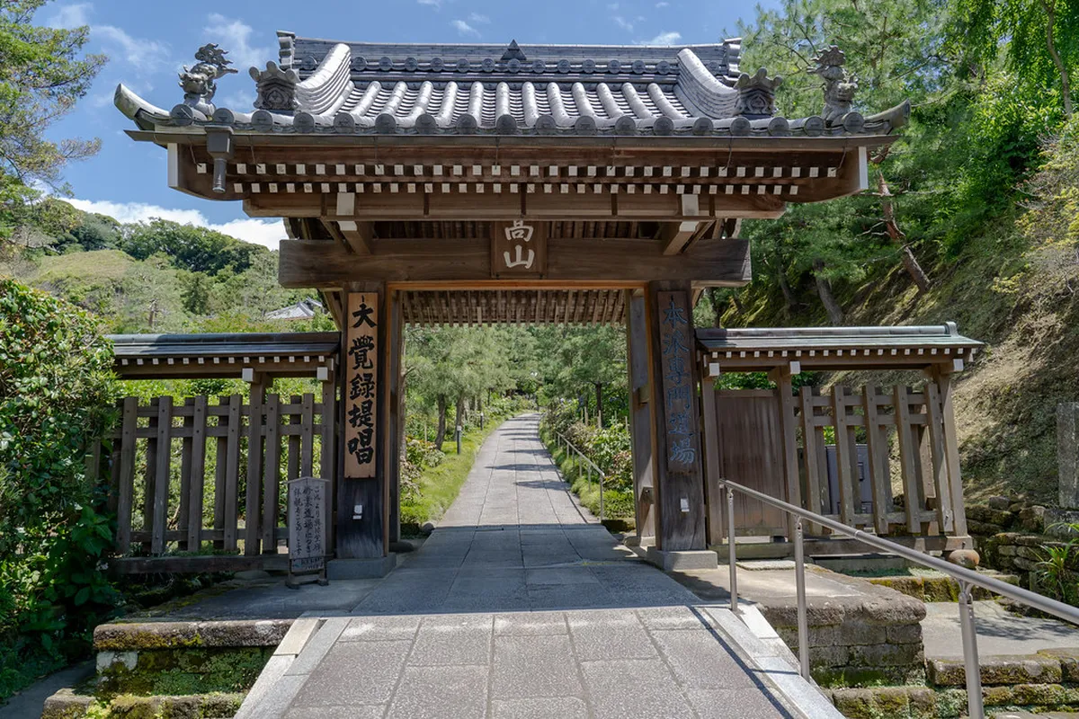 Rinzai Zen temple architecture at Hokokuji in Kamakura, Japan, reflecting the restrained medieval aesthetic