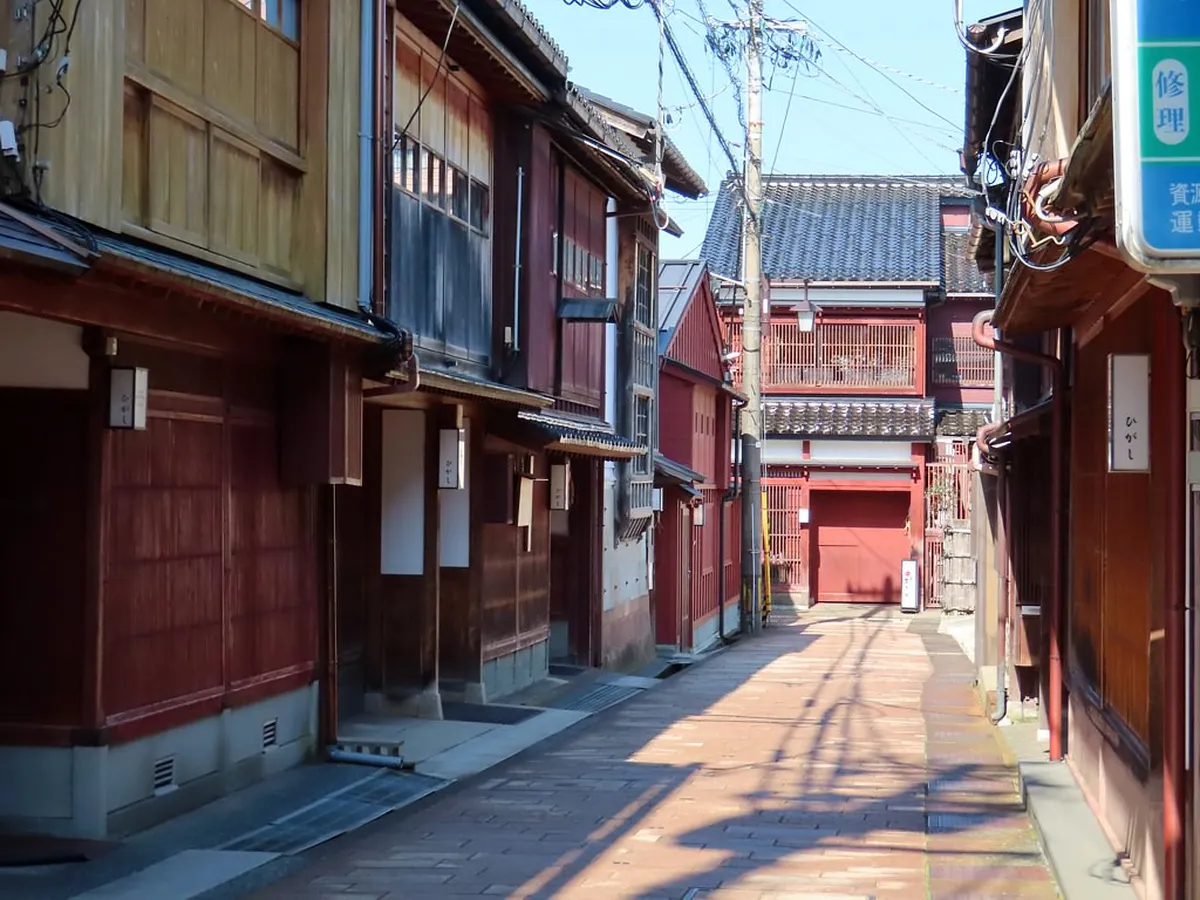 Higashi Chaya geisha district in Kanazawa with traditional wooden lattice buildings