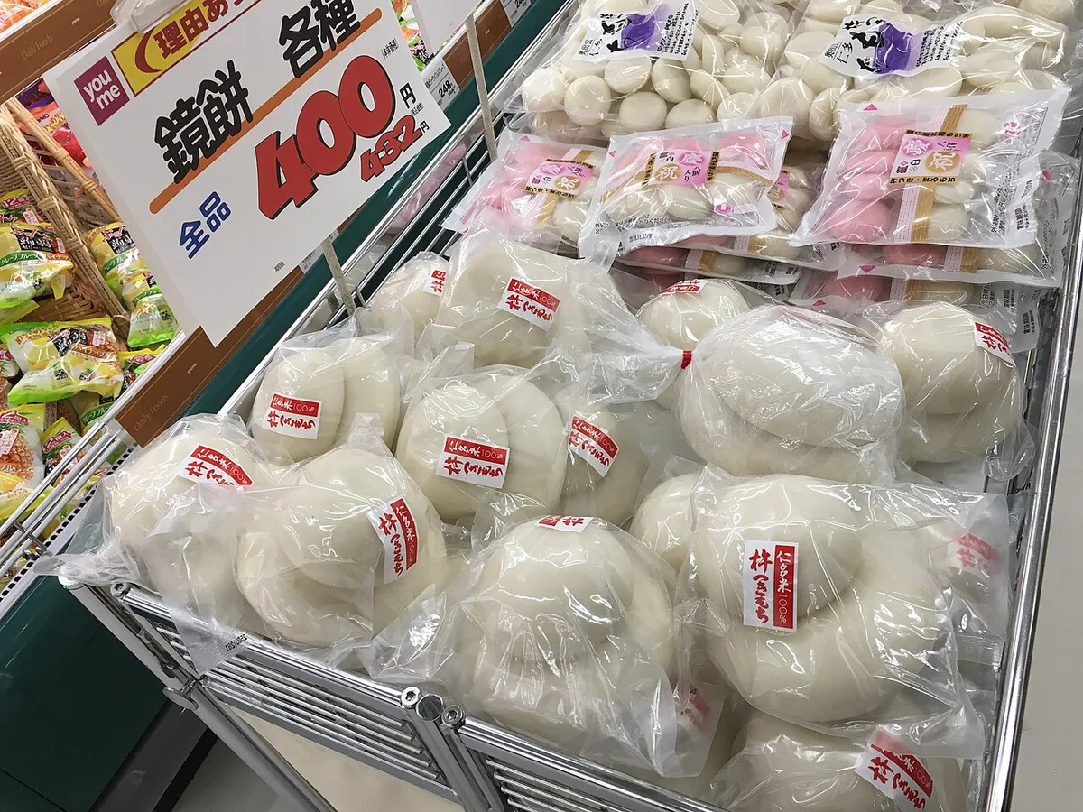 Kagamimochi for sale - Shimane area Jan 03 2019 01PM — 2