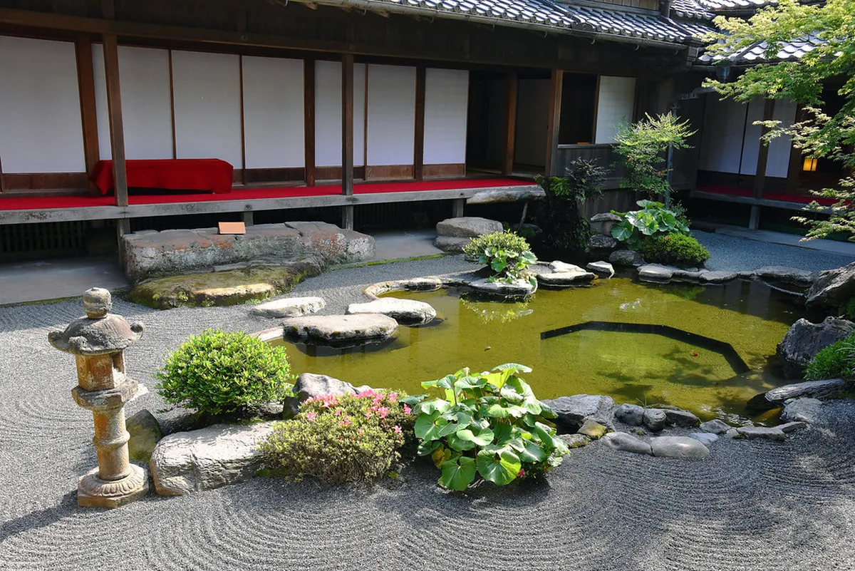 Sengan-en garden with Sakurajima volcano reflected in the bay as borrowed scenery in Kagoshima, Japan