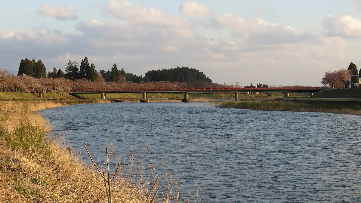Yokomachi Bridge, Kakunodate, April 2023 02.jpg