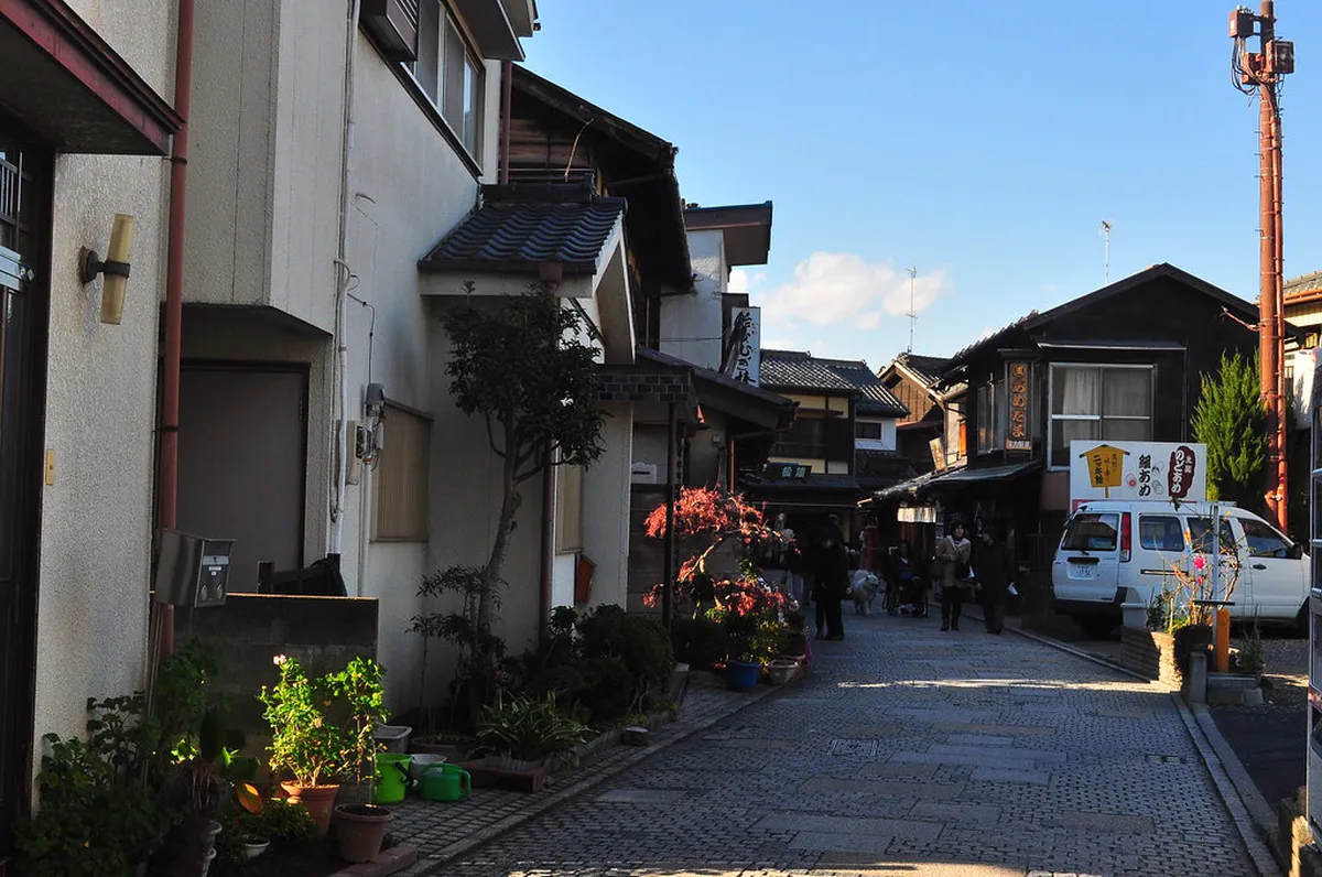 Kashiya Yokocho Street-Food Lunch: Faster and Cheaper in Kawagoe