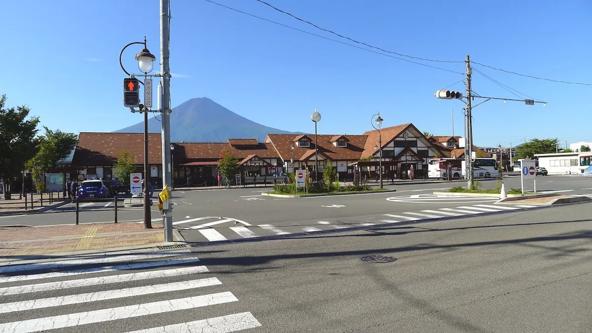 Hoto Etiquette: Iron Pot Heat, Basashi Sides, and Rookie Mistakes in Kawaguchiko