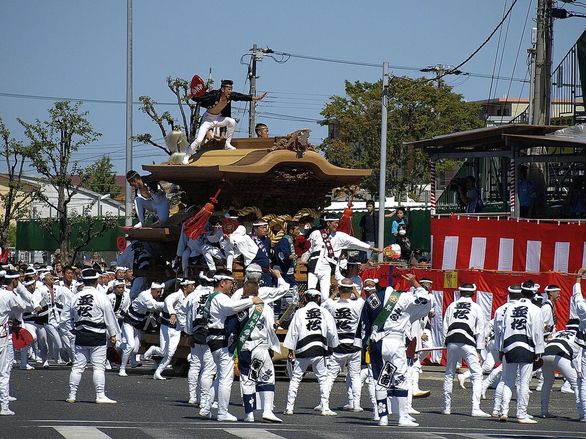 Danjiri float being turned at speed during the Kishiwada festival, Japan — 1