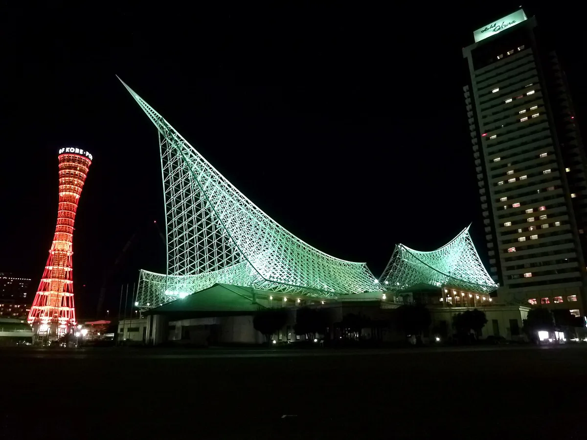 Illuminated Kobe Luminarie arches and festival crowds in central Kobe, Japan — 2