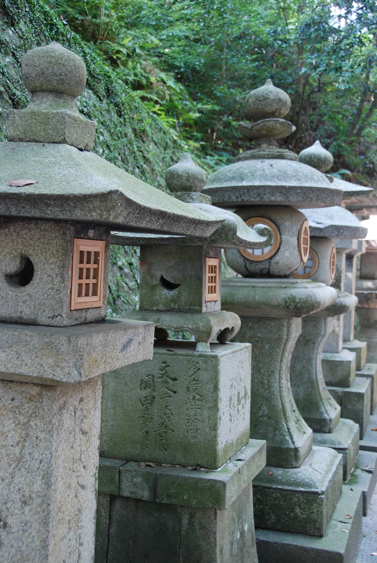 Stone lanterns at Kotohira-gū (6453401063).jpg