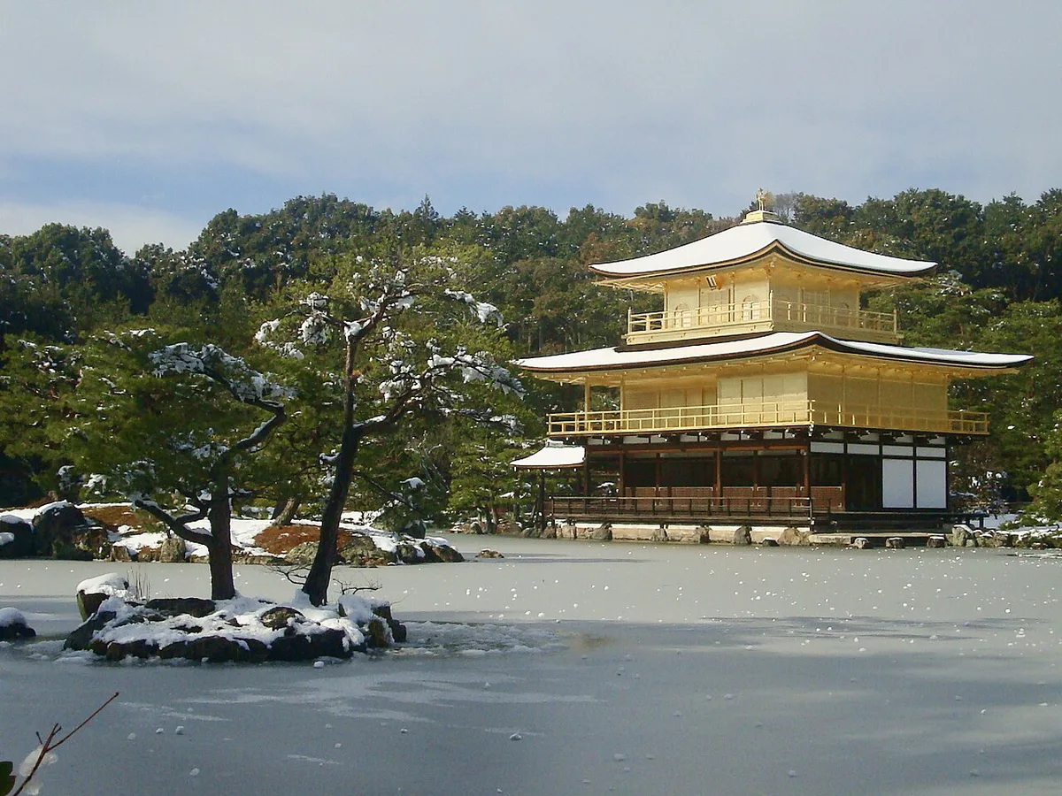 Snow dusted Kinkaku-ji golden pavilion in Kyoto winter, Japan — 2