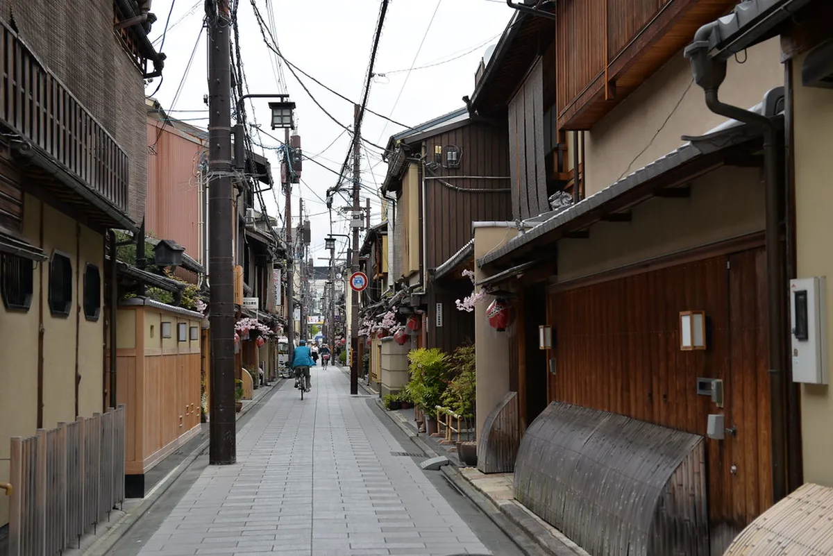 Reservations, Walking Directions, and Seasonal Timing in Kyoto