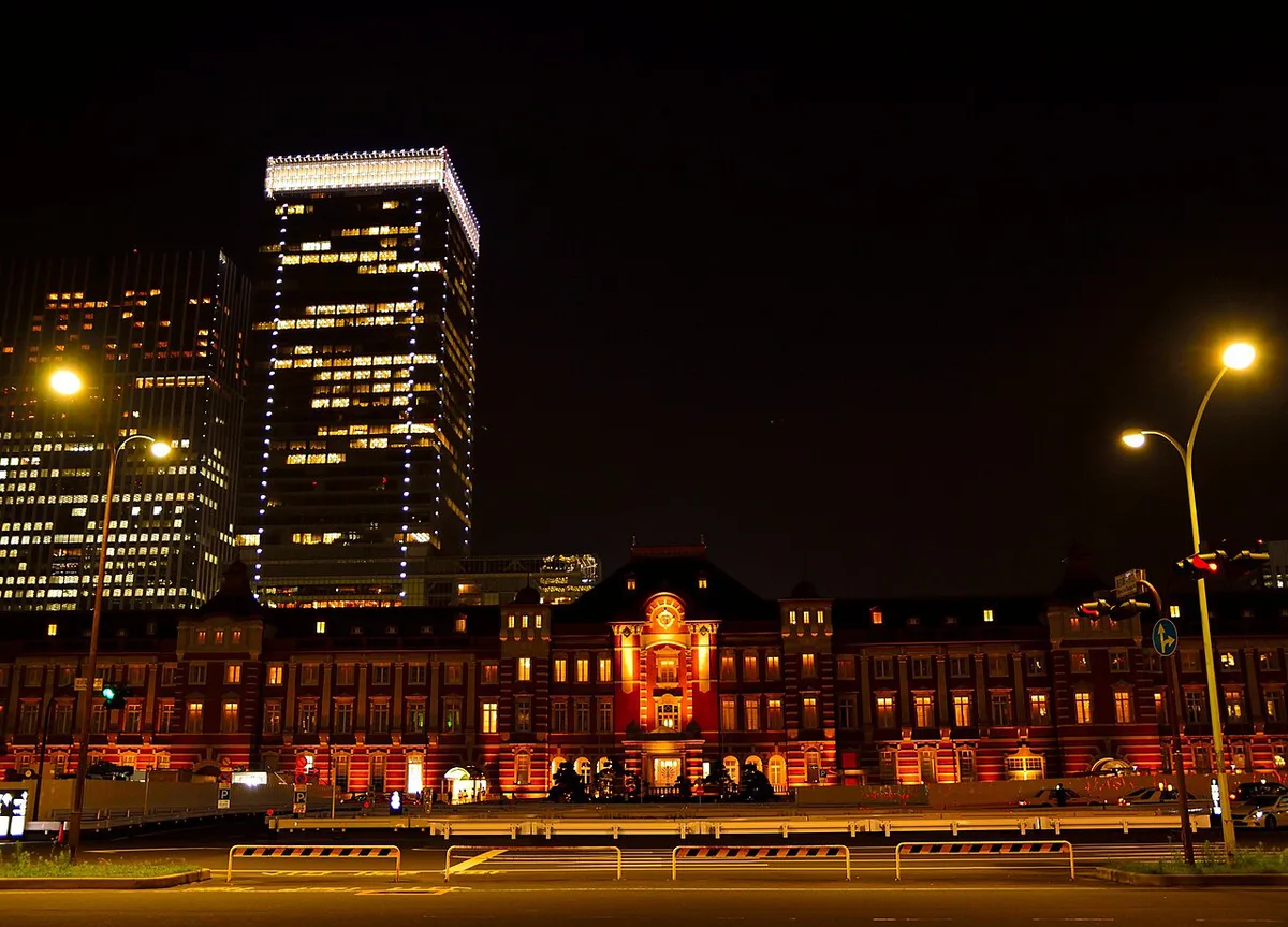 Champagne-gold illuminated trees lining Naka-dori in Marunouchi, Tokyo, Japan — 1