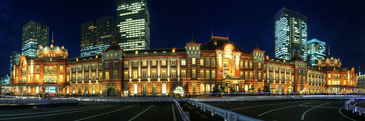 Champagne-gold illuminated trees lining Naka-dori in Marunouchi, Tokyo, Japan — 2