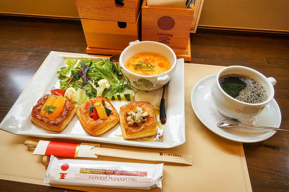 Iyonada Monogatari Ozu-bound breakfast 20170506-002 — 1