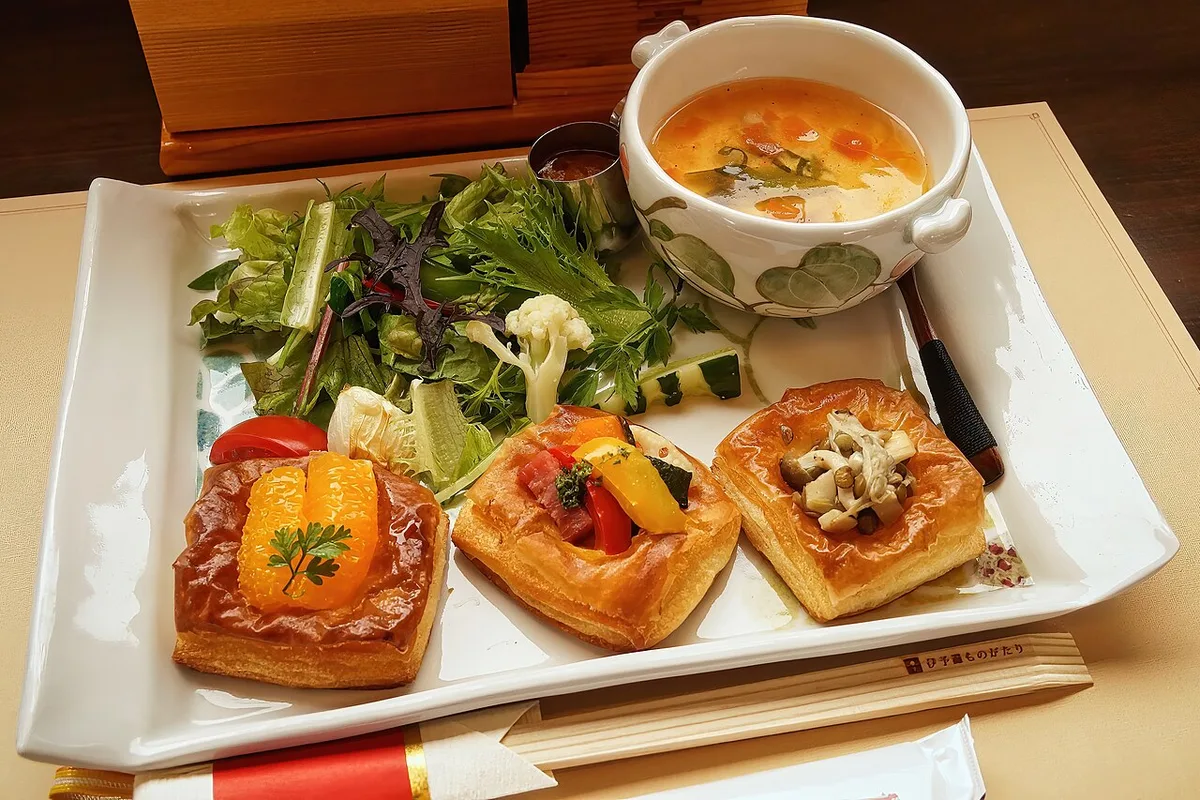 Iyonada Monogatari Ozu-bound breakfast 20170506-001 — 1