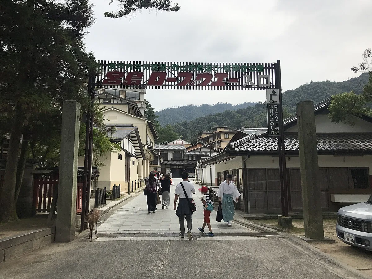 Cafe terrace with a torii gate view in Miyajima, Japan — 2