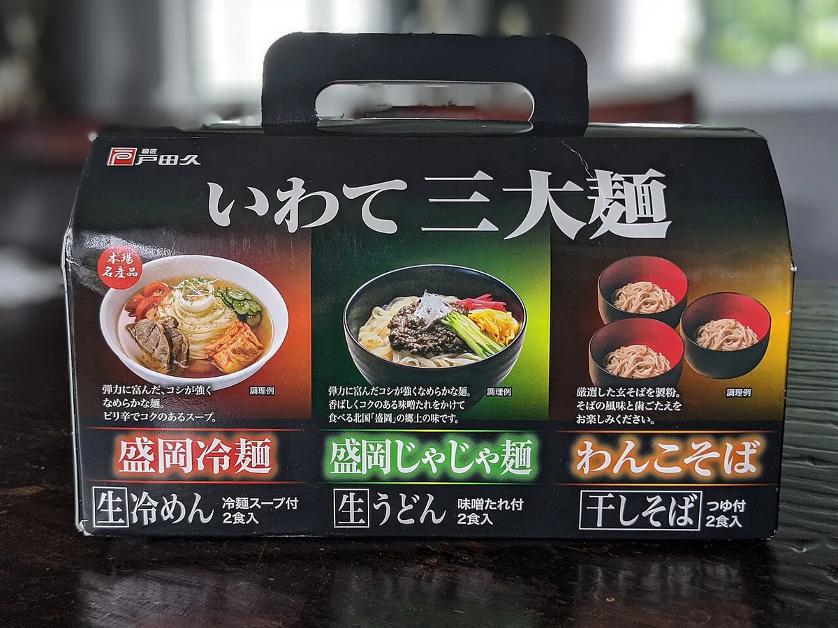 Bowls of wanko soba and Morioka jaja-men noodles on a wooden table, Japan — 2