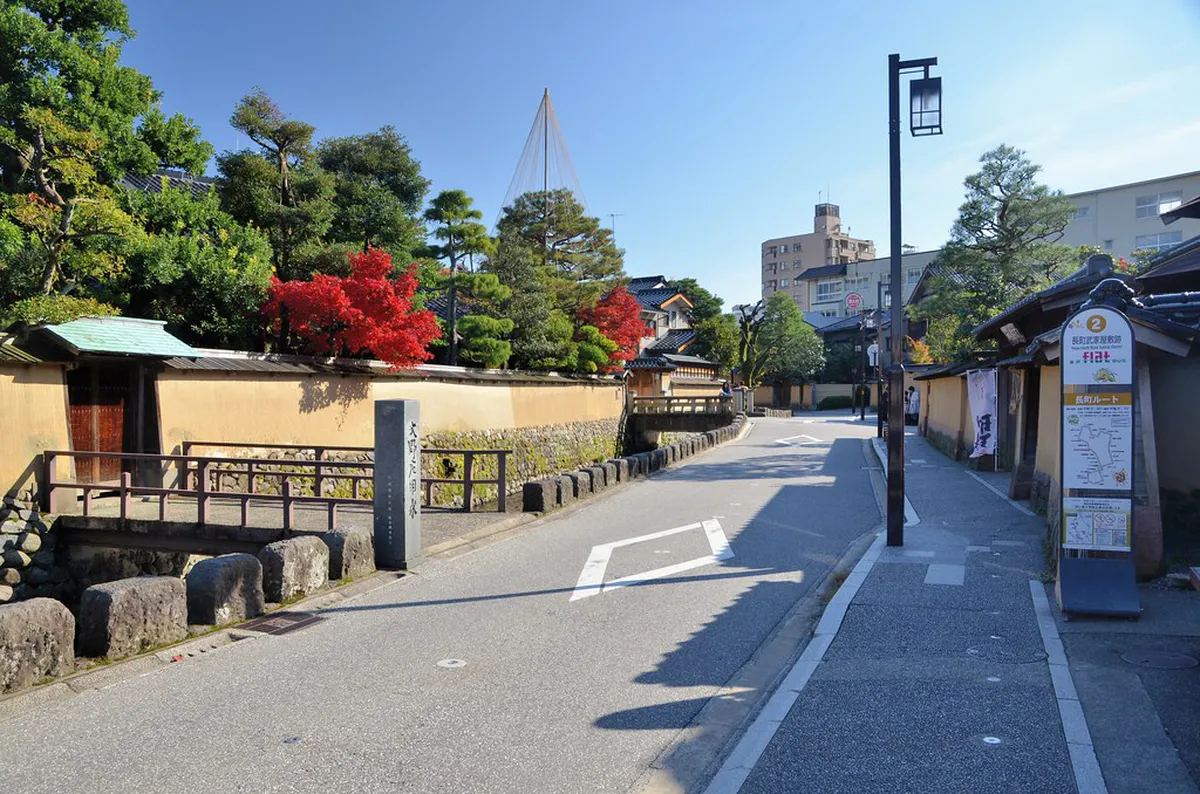 Original Edo-period earthen tsuchikabe walls lining the narrow lanes of Nagamachi Samurai District in Kanazawa