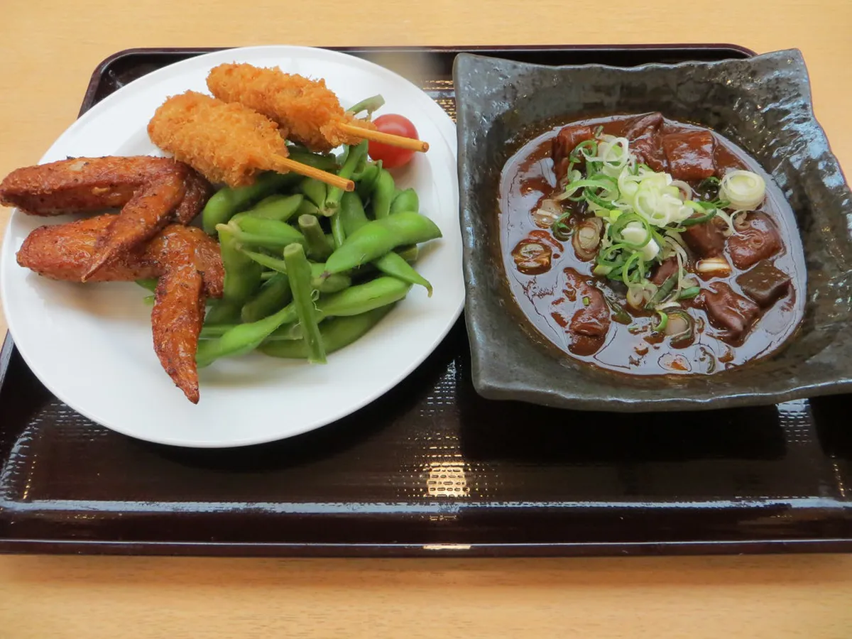A bowl of Nagoya hitsumabushi grilled eel served over rice, the signature Nagoya meshi dish enjoyed with broth and condiments