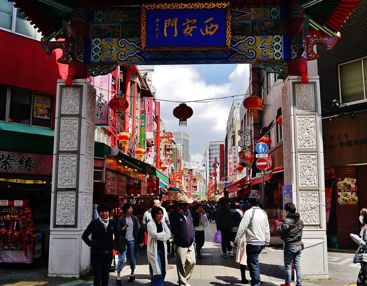 Lantern decorations and lion dance in Nankinmachi Chinatown, Japan — 1
