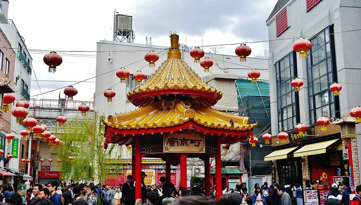 Lantern decorations and lion dance in Nankinmachi Chinatown, Japan — 2