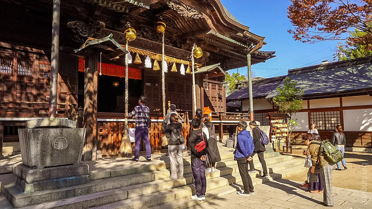 Yohashira Shrine at the end of Nawate Street in Matsumoto, surrounded by towering trees and traditional architecture