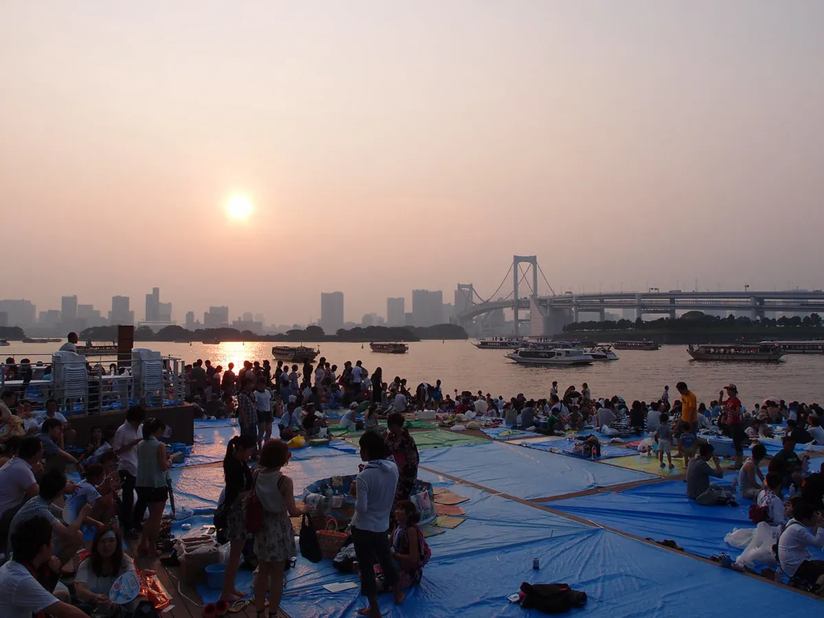 Odaiba Seaside Park sandy beach promenade with Tokyo Bay and Rainbow Bridge in the background, Japan