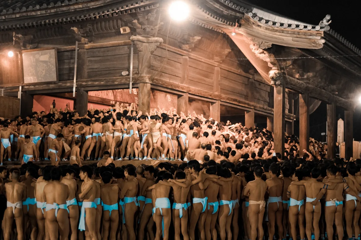Crowds of men in loincloths at the Saidaiji Eyo naked festival, Okayama, Japan — 1