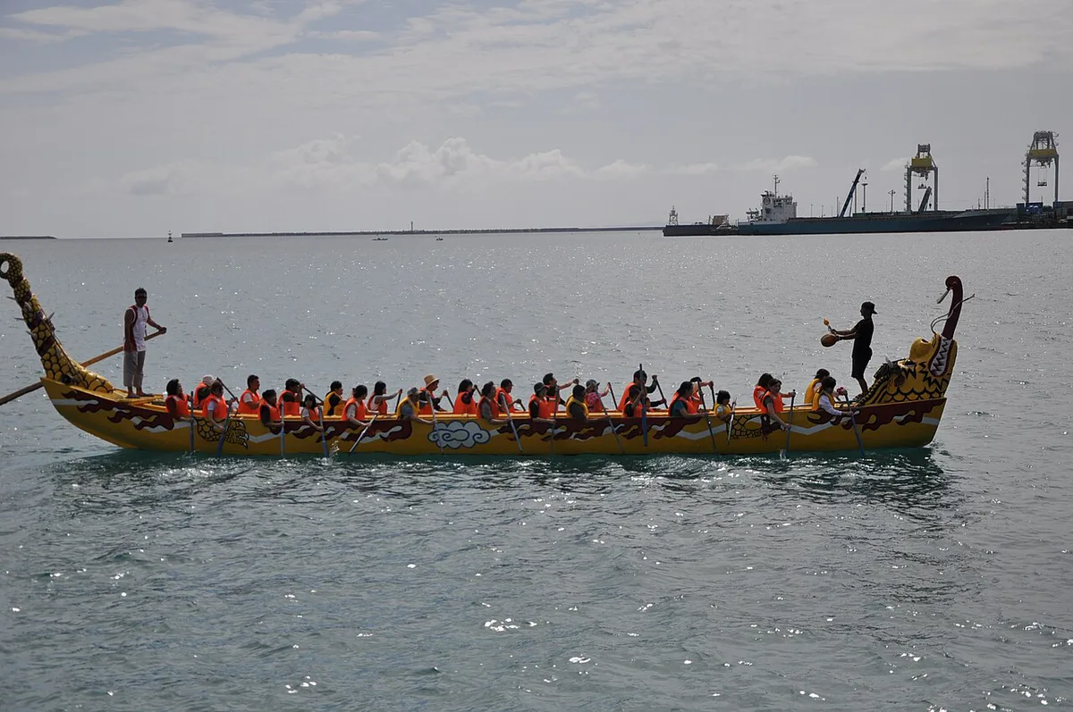 Naha Hari dragon boats racing in Naha Port during Golden Week, Japan — 1