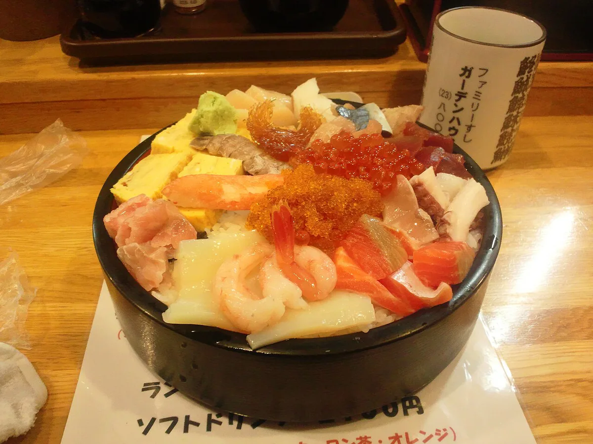 Kaisendon seafood rice bowl at Sankaku Market in Otaru, Japan — 1