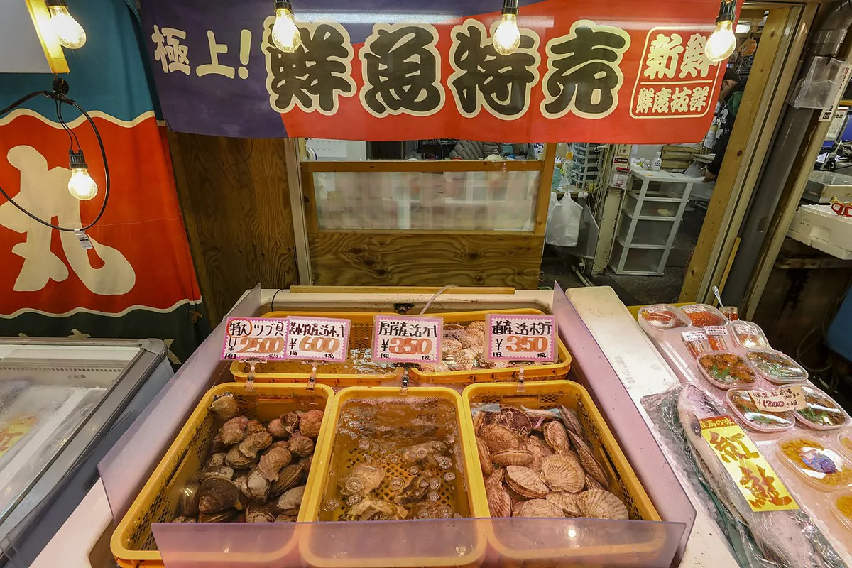Kaisendon seafood rice bowl at Sankaku Market in Otaru, Japan — 2