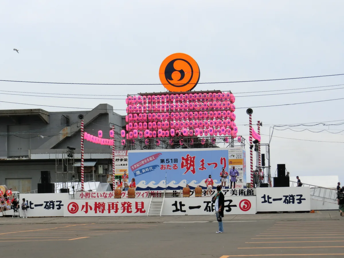 Dancers parade through the port district during the Otaru Ushio Festival, Japan — 2