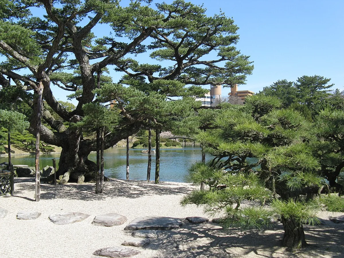 Kikugetsu-tei teahouse over the pond at Ritsurin Garden — 2