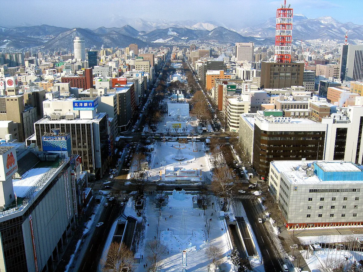 Blooming lilac trees in Odori Park during the Sapporo Lilac Festival, Japan — 1